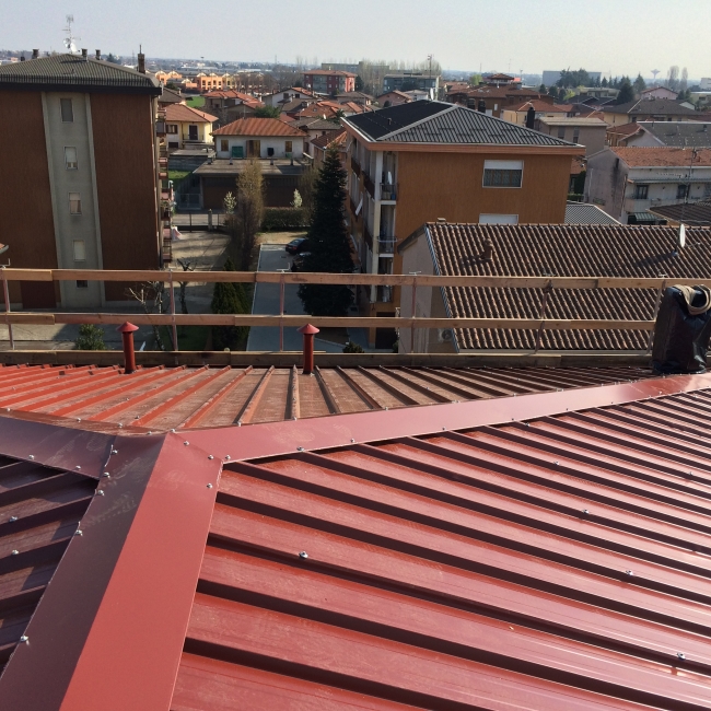 Sostituzione della copertura con nuove lastre coibentate.