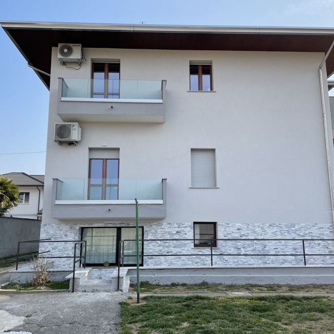 Riqualificazione delle facciate, rifacimento balconi e nuovi parapetti in vetro.