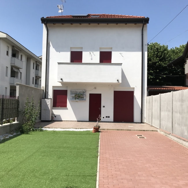 Ristrutturazione con rifacimento strutture e recupero del sottotetto